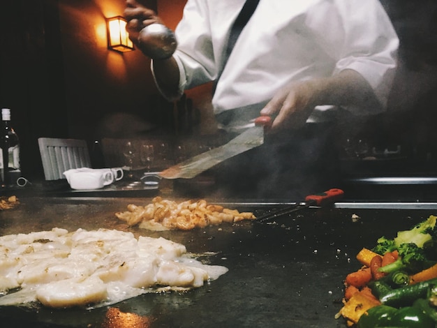 Szef kuchni przygotowujący potrawę